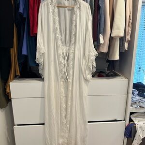 Eileen West White Lace-Trimmed Robe